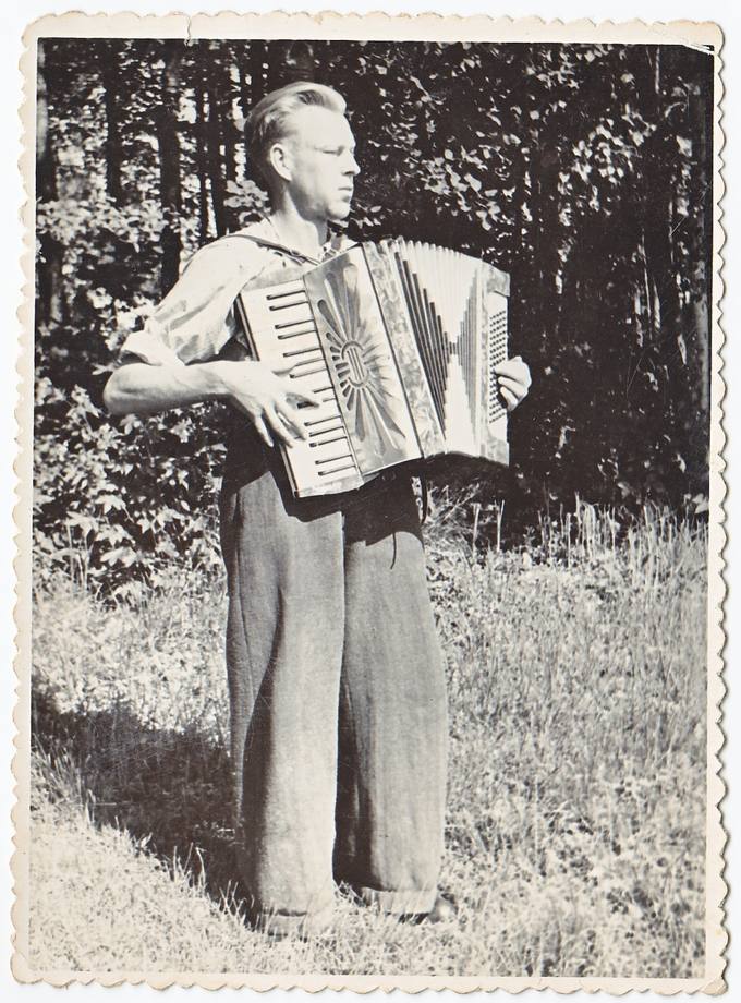 Emilijos Mikalajūnaitės-Anilionienės vyras Stanislovas su akordeonu rankose